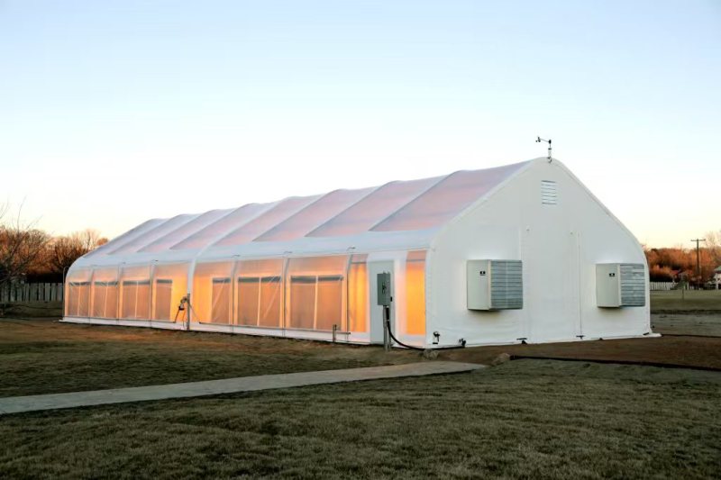 Serre tunnel solaire recouverte d'un film