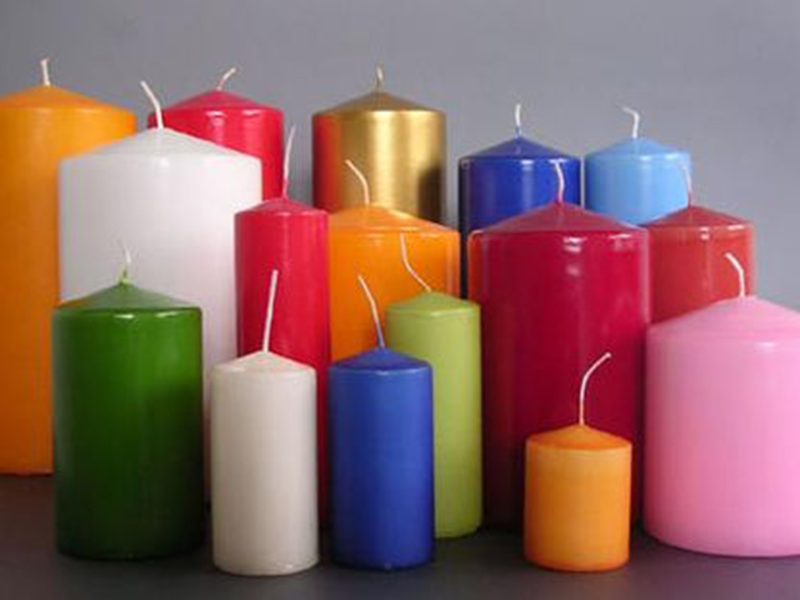 Tecniche per dosare la paraffina completamente raffinata con pigmenti e fragranze.