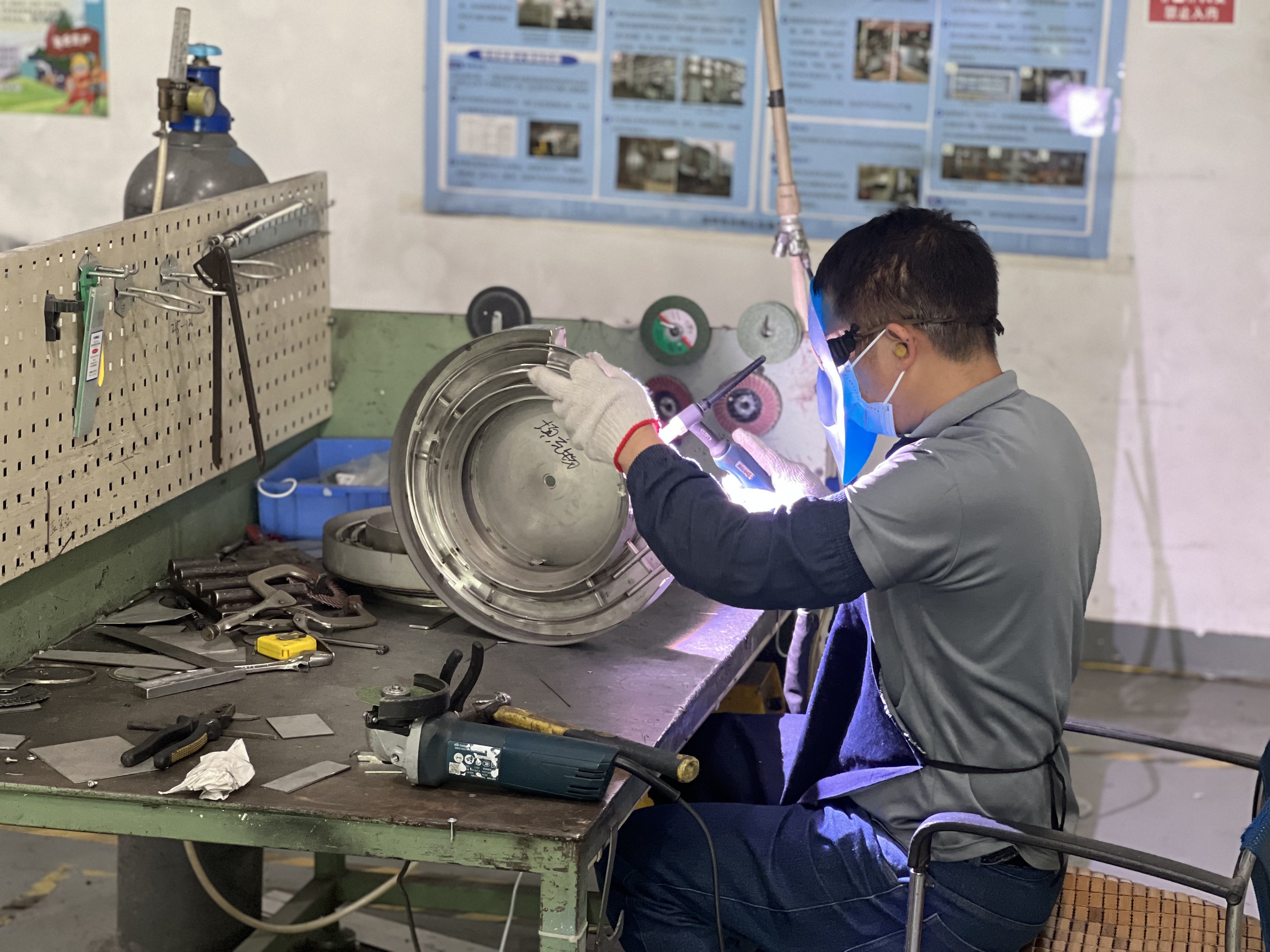 Vibrating bowl feeder for feeding rubber