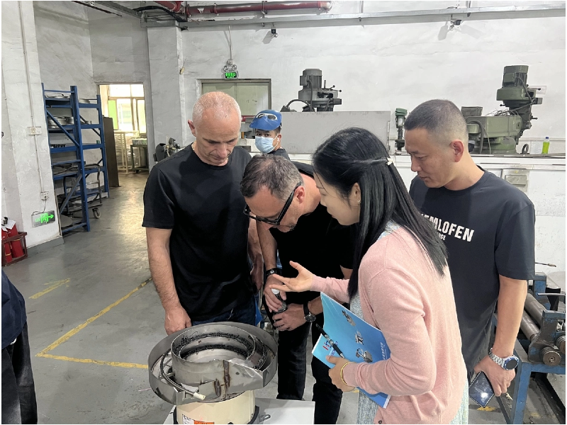 Accueille la délégation européenne pour une visite approfondie de l'usine de fabrication d'alimentateurs vibratoires OEM.