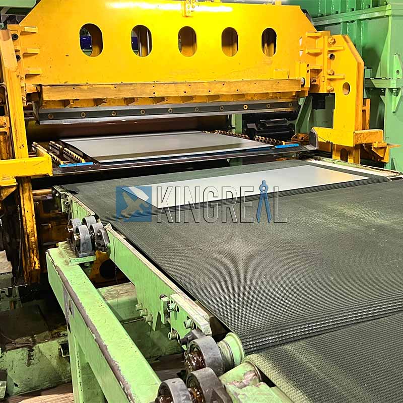 cut to length machine with fly shearing