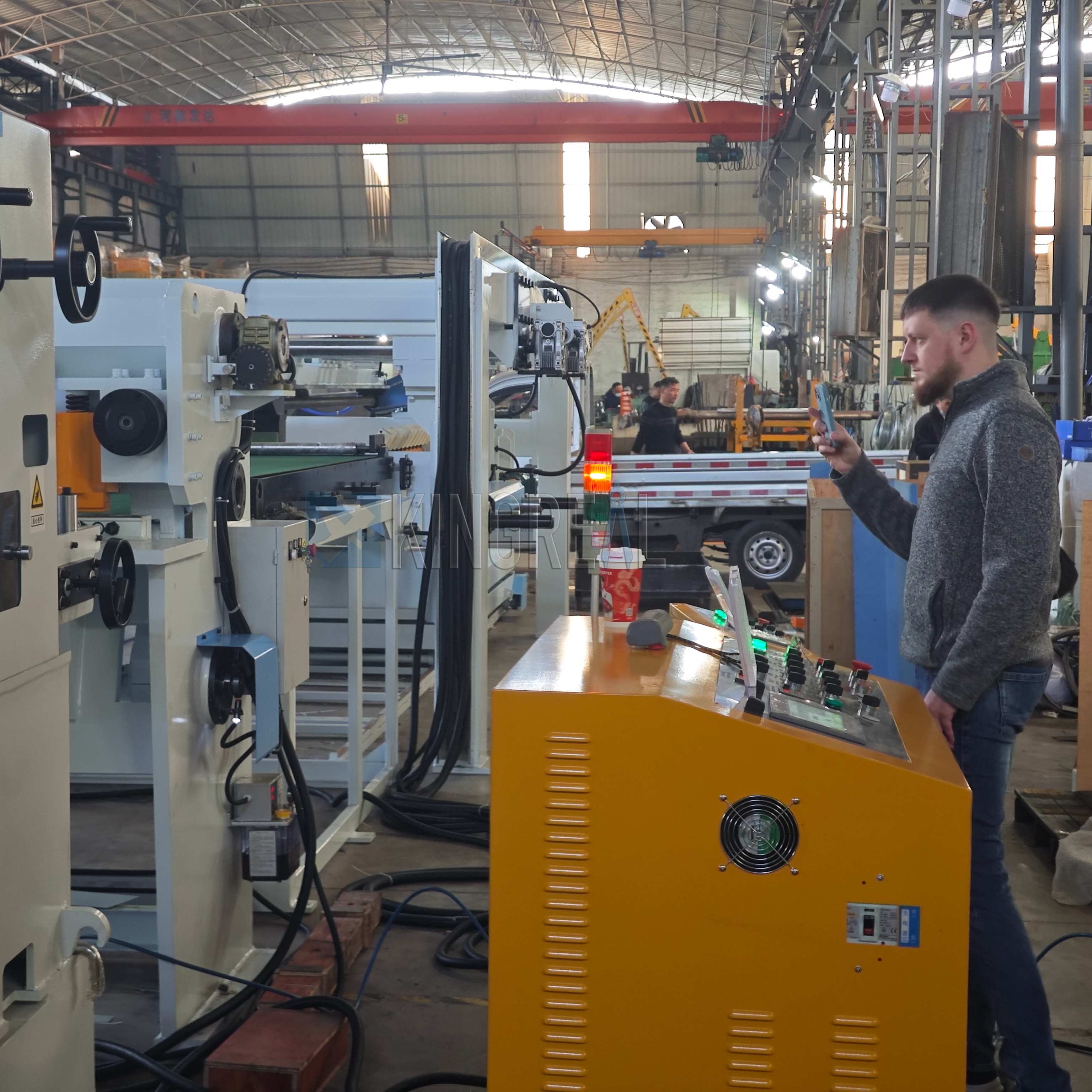 Clientes rusos visitan la línea de corte transversal