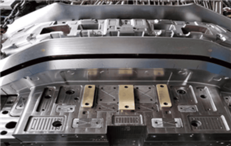 自動車バンパー金型