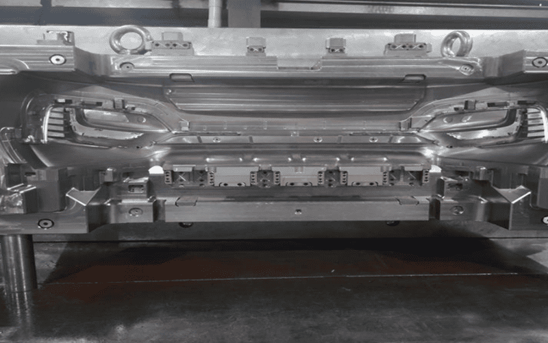 自動車バンパー金型