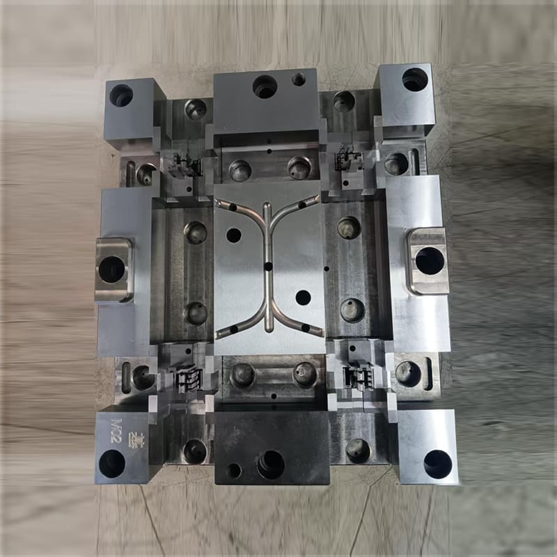 Slitesterk sprøytestøpeform for militæret