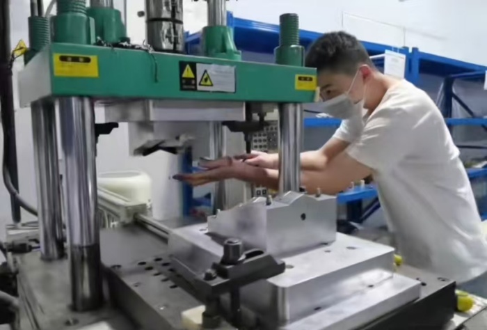 Prototipni kalup v primerjavi s proizvodnim kalupom: ključne razlike v stroških, materialu in življenjski dobi orodja