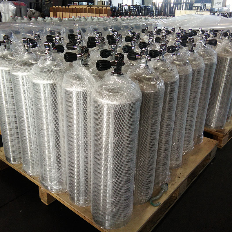SCUBA aluminum gas cylinders