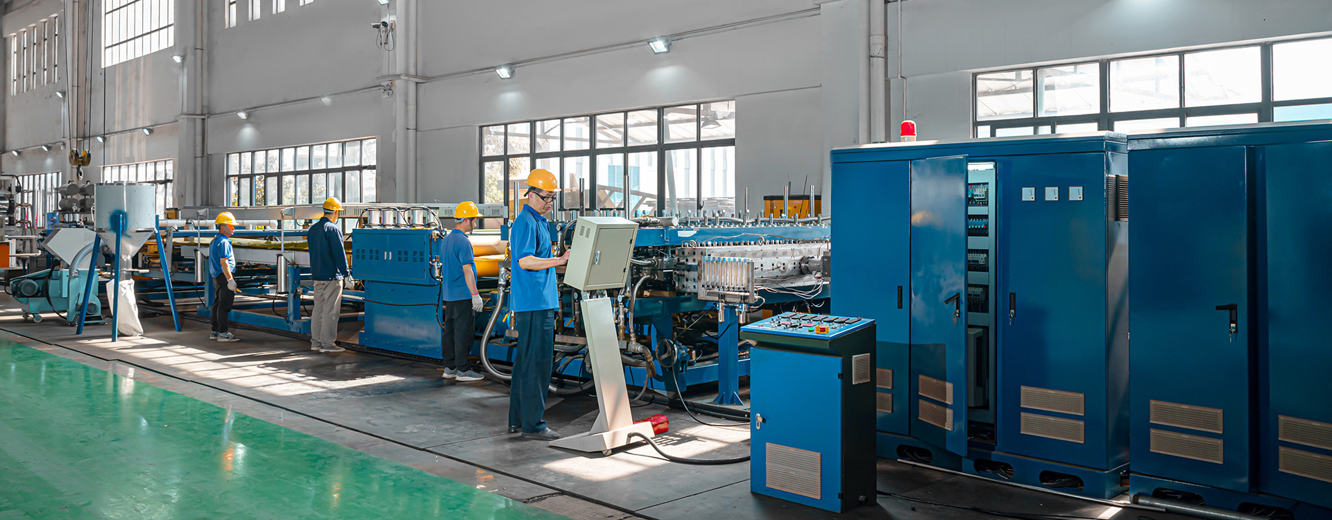 Hollow board extrusion equipment production workshop