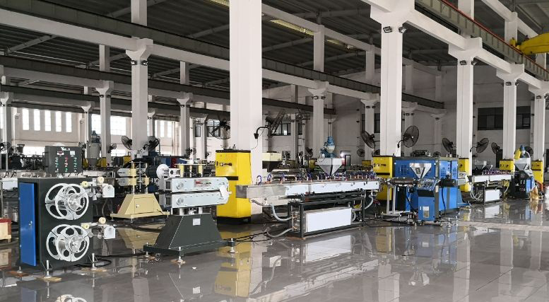 Garden hose extrusion line