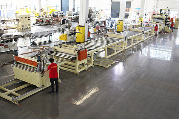 What should be noted when using a sheet extruder?