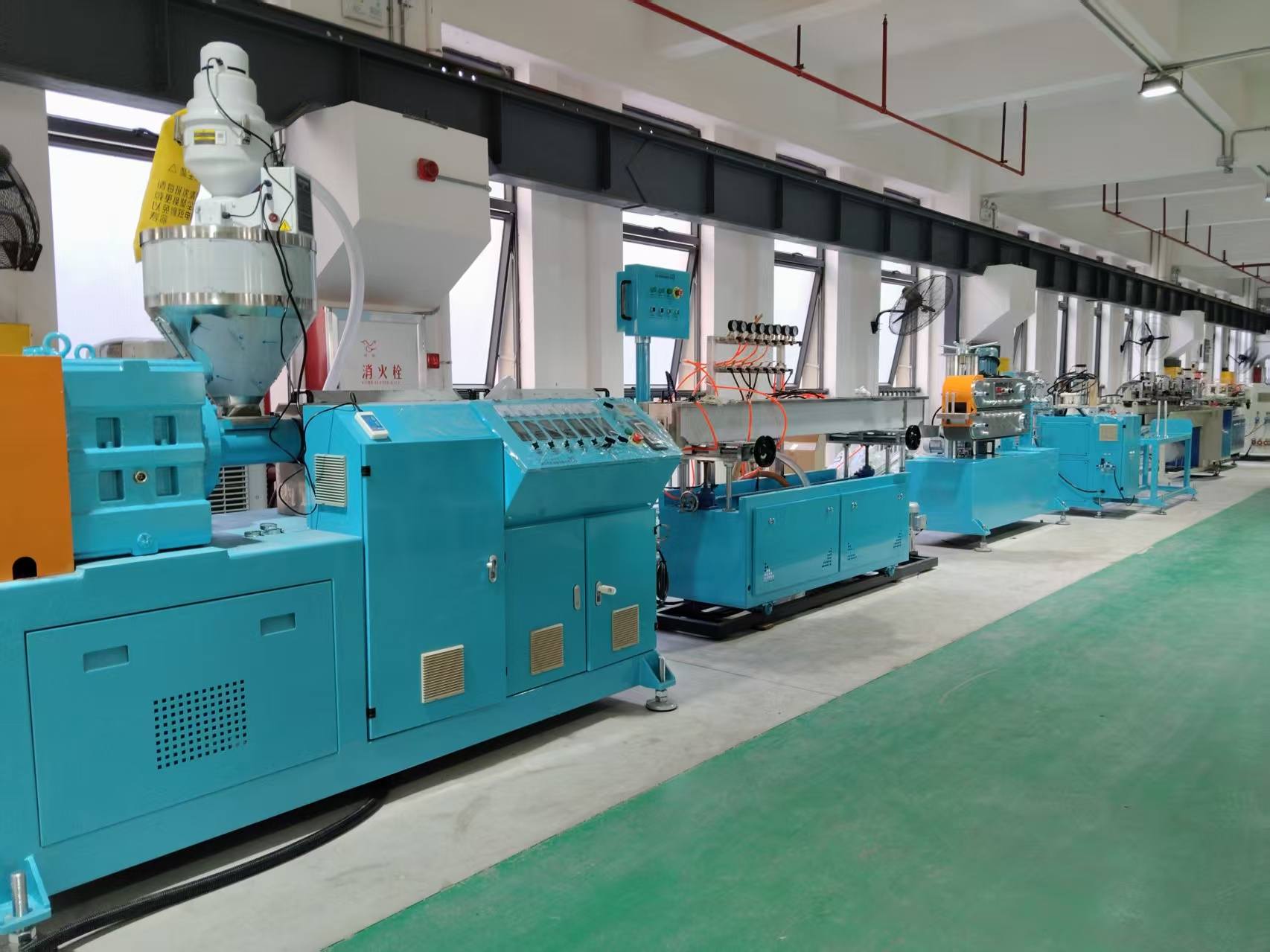 Plastic profile machine