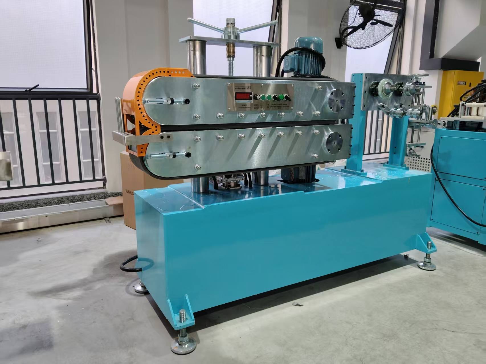 Plastic profile machine