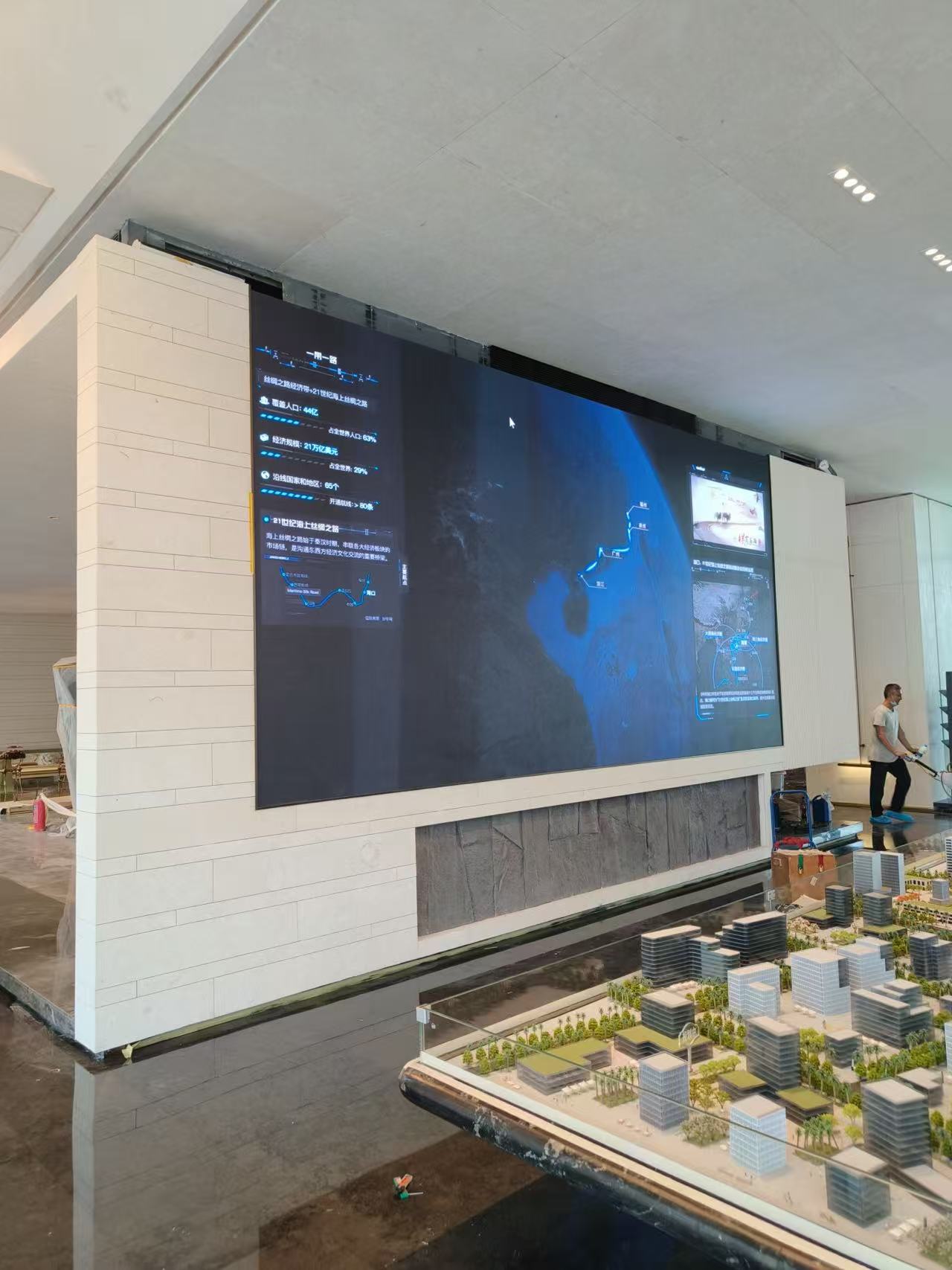 Haikou Renheng Real Estate Sales Center