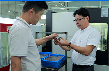 حيث تلتقي العقول بالمعدن: كيف تُطلق لحظة تفكير واحدة العنان للكفاءة