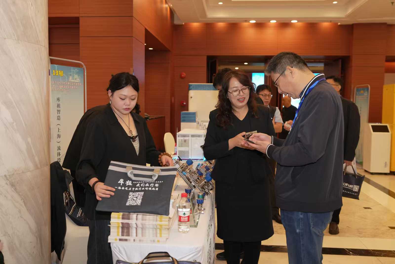 Intelligent explosion-proof gas cylinder cabinet