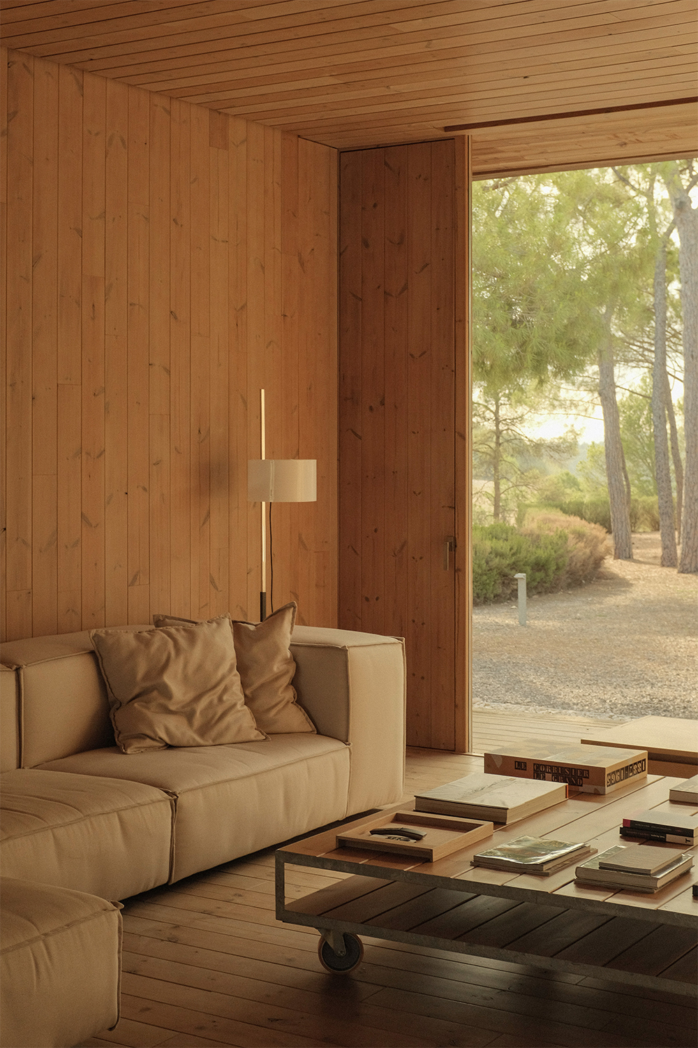 Modern Furniture Style: The Emotional Warmth of Space