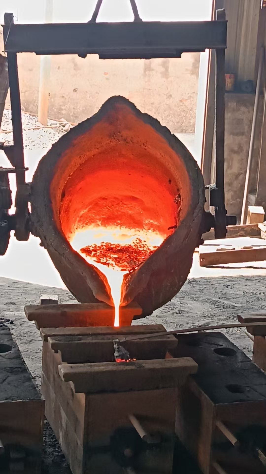 Continuous melting induction furnace