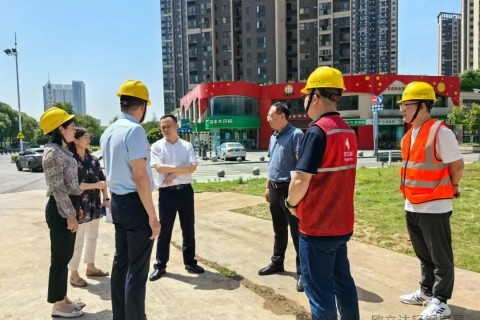 District Mayor Wang Wei inspects the Oulida prefabricated smart public toilet project site
