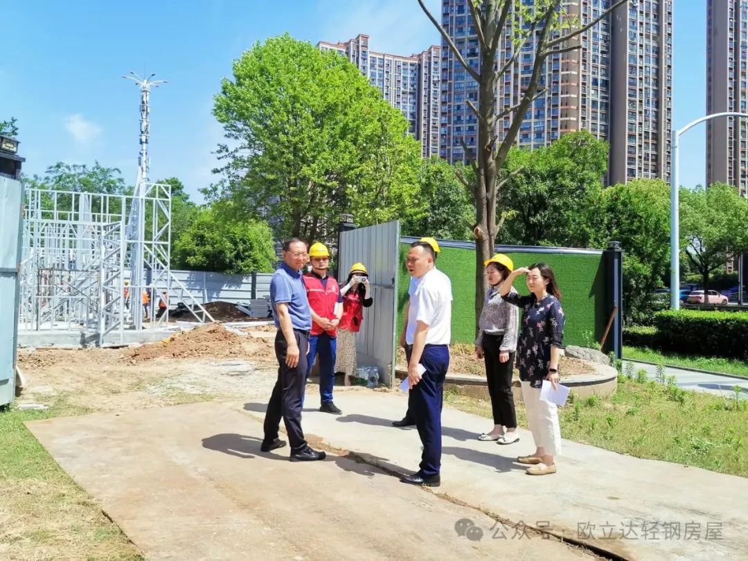 District Mayor Wang Wei inspects the Oulida prefabricated smart public toilet project site