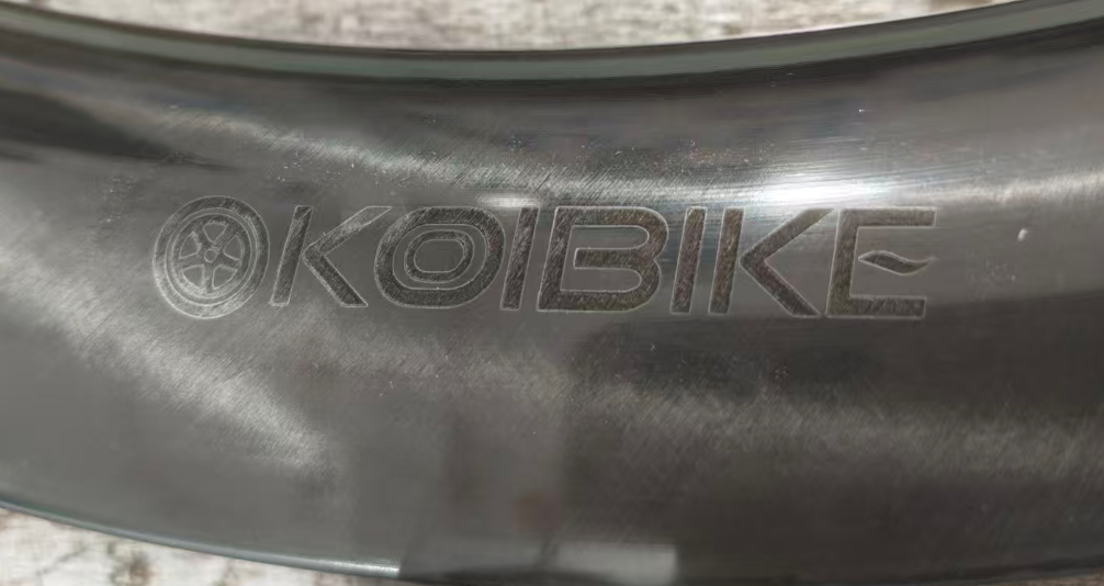 Jante en carbone KOIBIKE n° 7 avec gravure laser : logo personnalisé, fabrication de précision et style unique