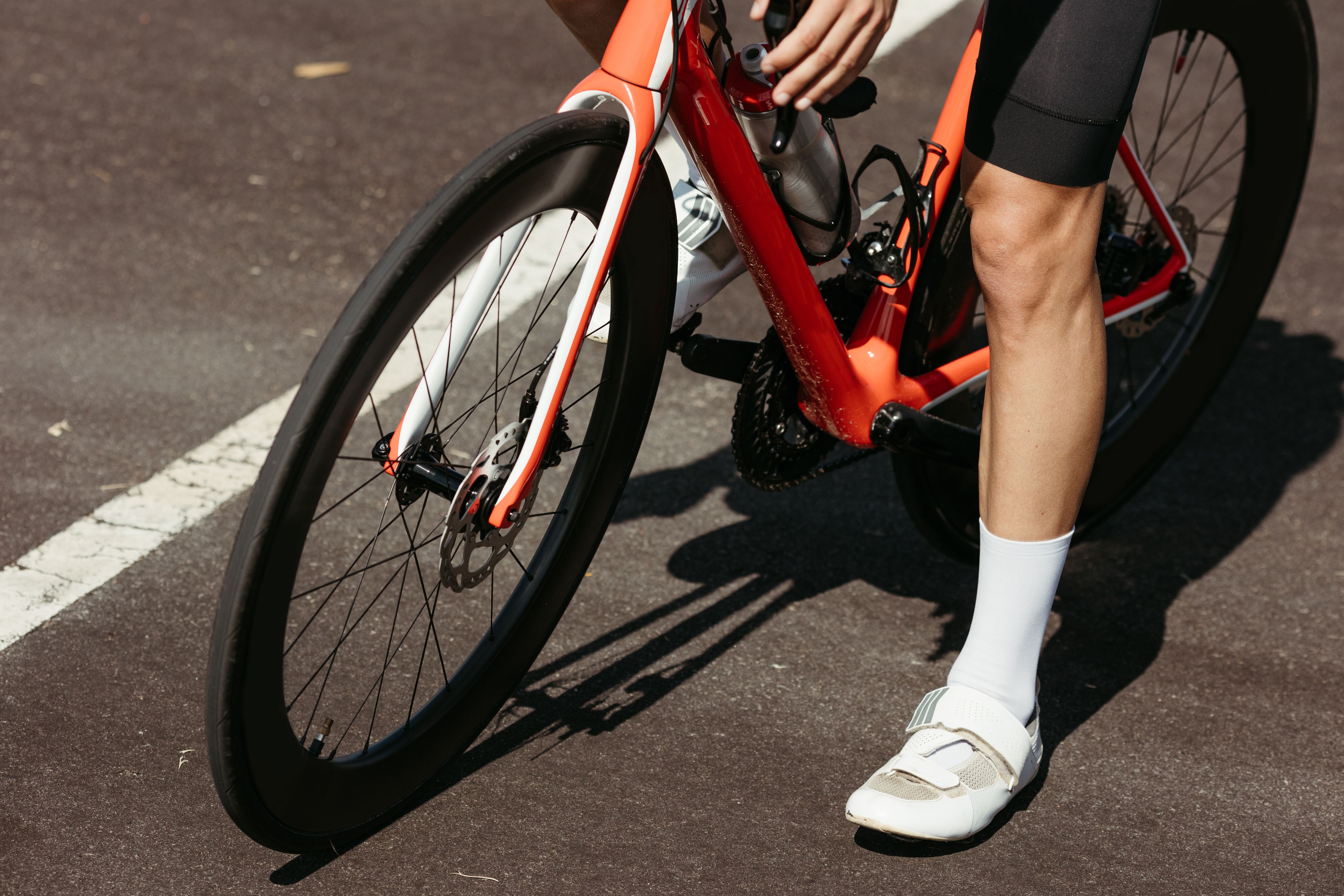 Diseñada para la velocidad y la escala, ofrece una geometría de cuadro perfecta para ciclistas de mayor estatura con llantas de carbono KOIBIKE de 32 pulgadas.