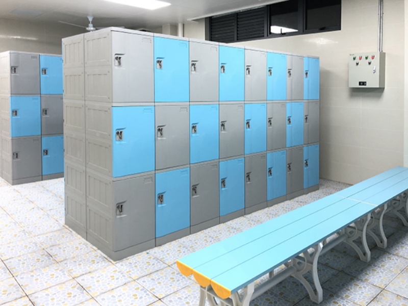 ¿Qué artículos debes evitar dejar en la taquilla de un vestuario?