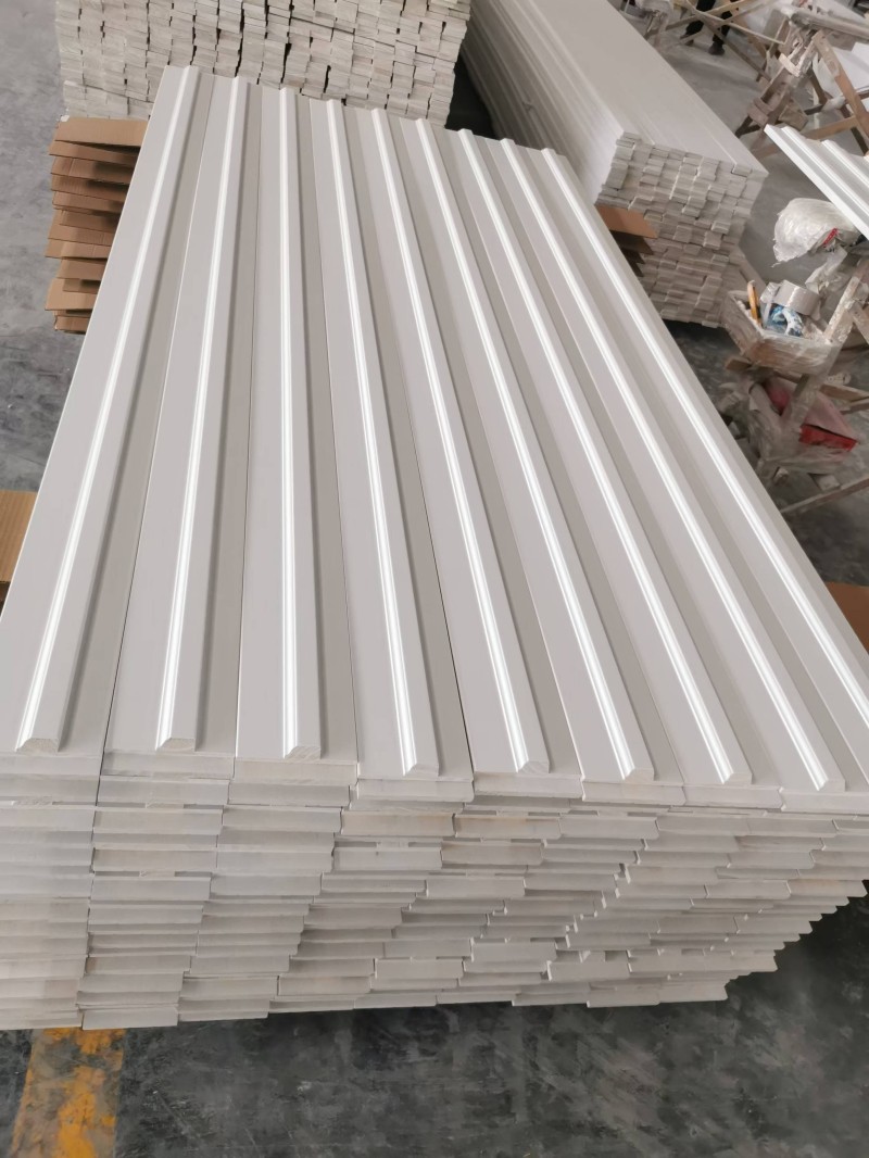 Molduras de madera con pintura blanca brillante