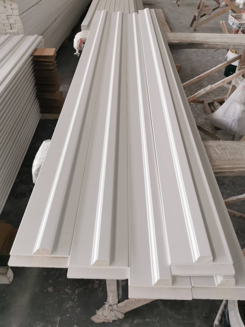 Molduras de madera con pintura blanca brillante