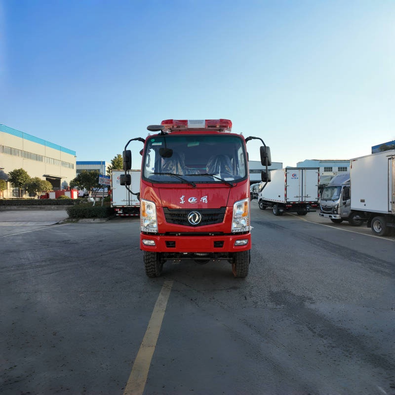 Standard tűzoltóautó erős motorral és nagy tűzveszélyes monitorral