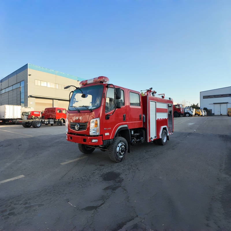 Standard tűzoltóautó erős motorral és nagy tűzveszélyes monitorral