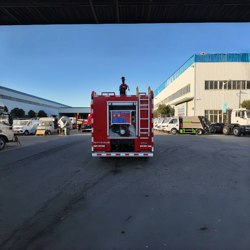 Standard tűzoltóautó erős motorral és nagy tűzveszélyes monitorral