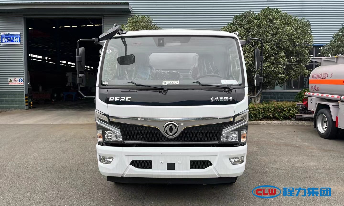 Fuel tanker truck for logistics