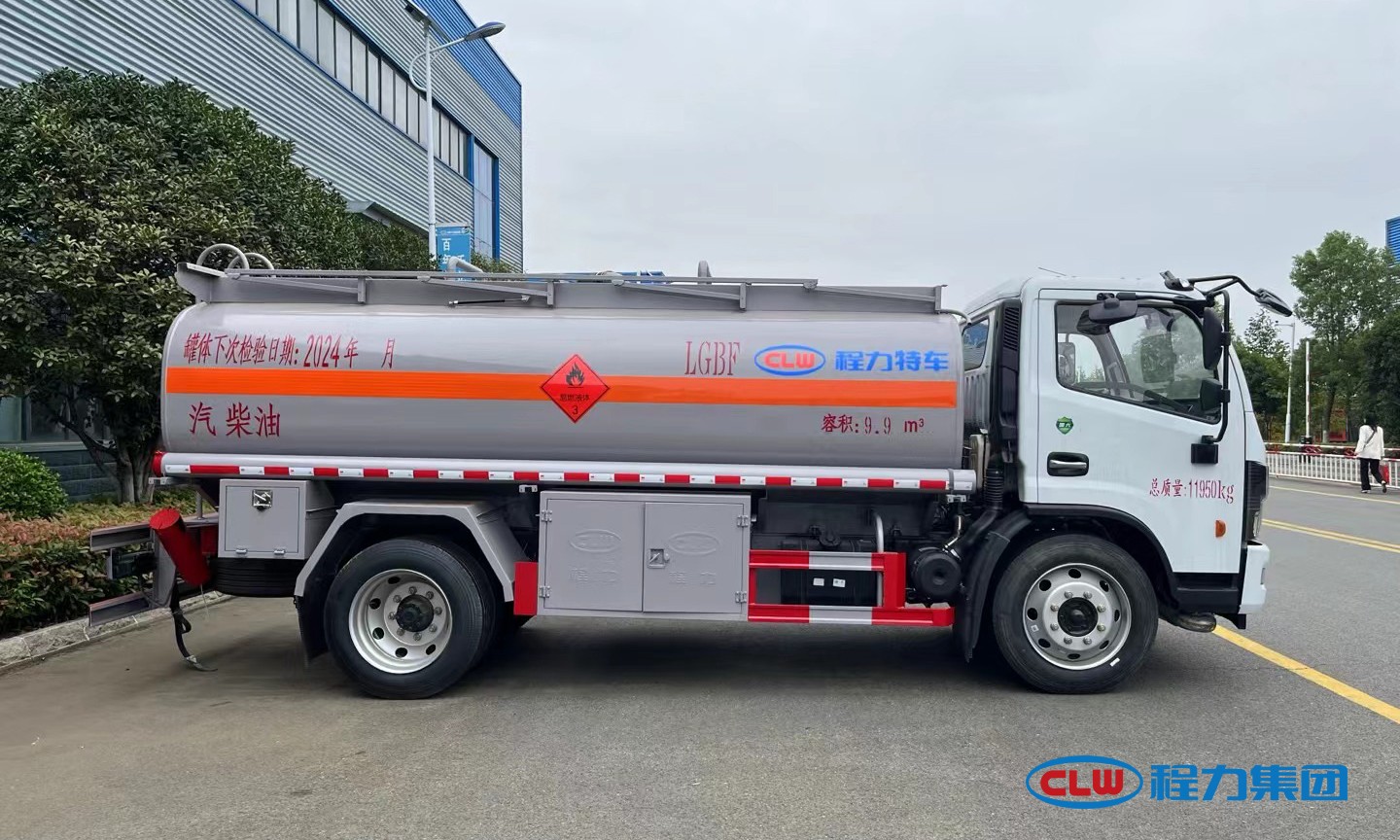 Fuel tanker truck for logistics