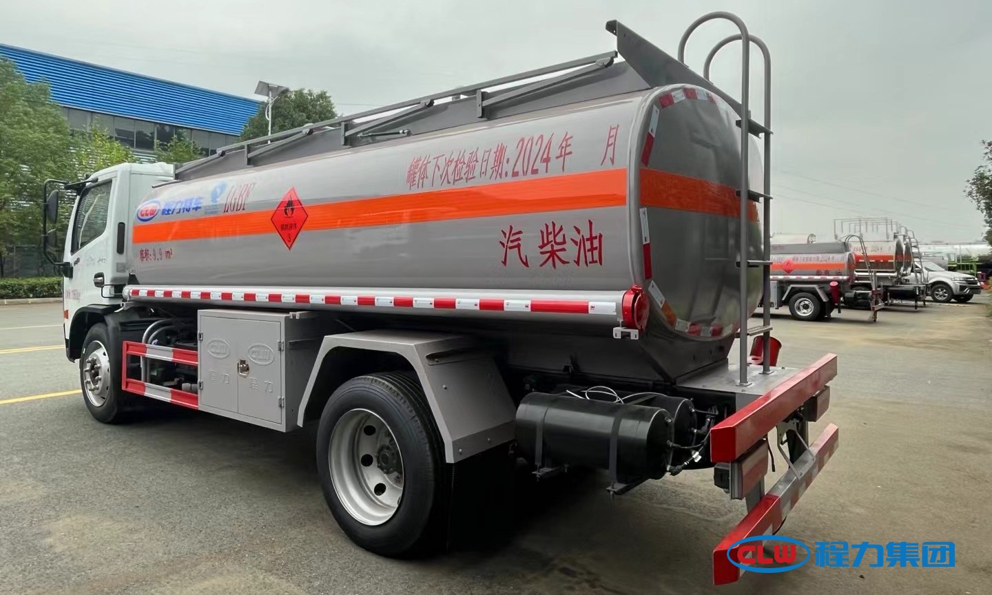 Oil tanker truck for crude oil