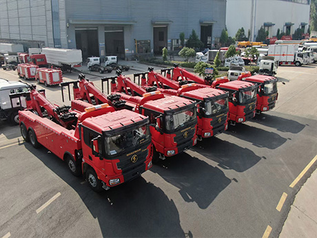 Shaanqi SHACMAN front four rear eight heavy-duty towing and lifting trucks exported