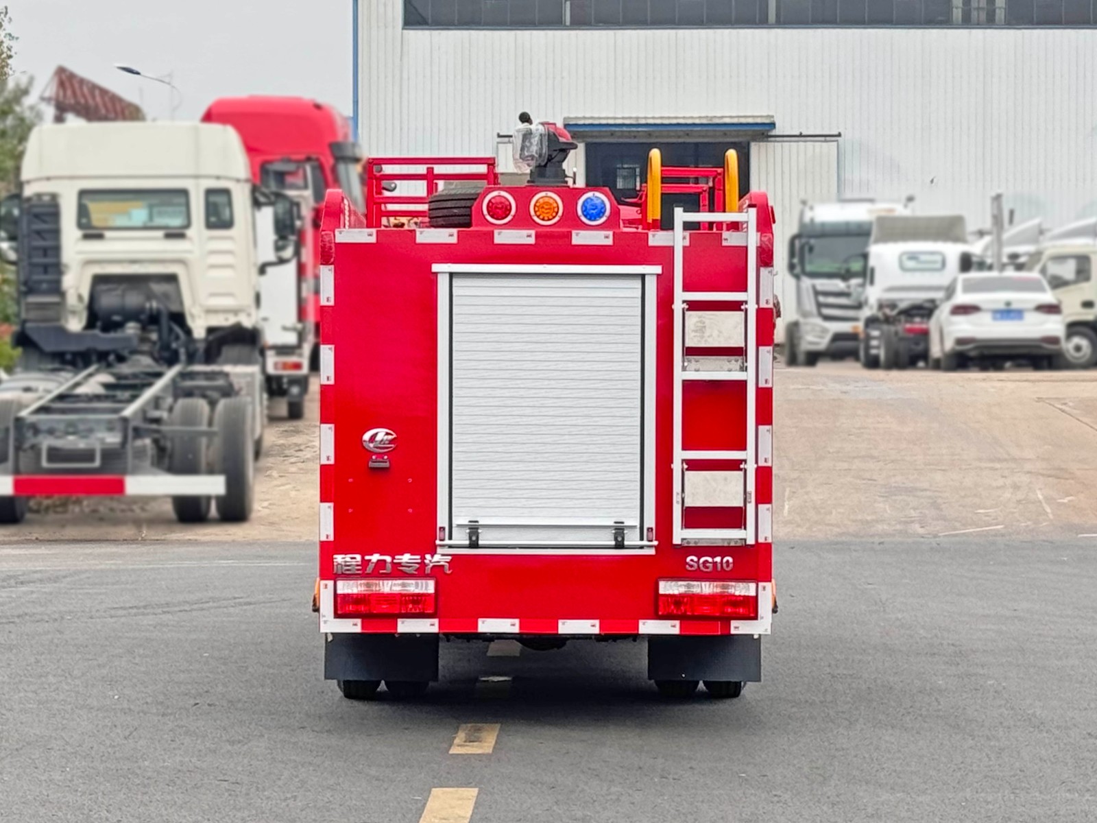 4*2 water tank fire engine