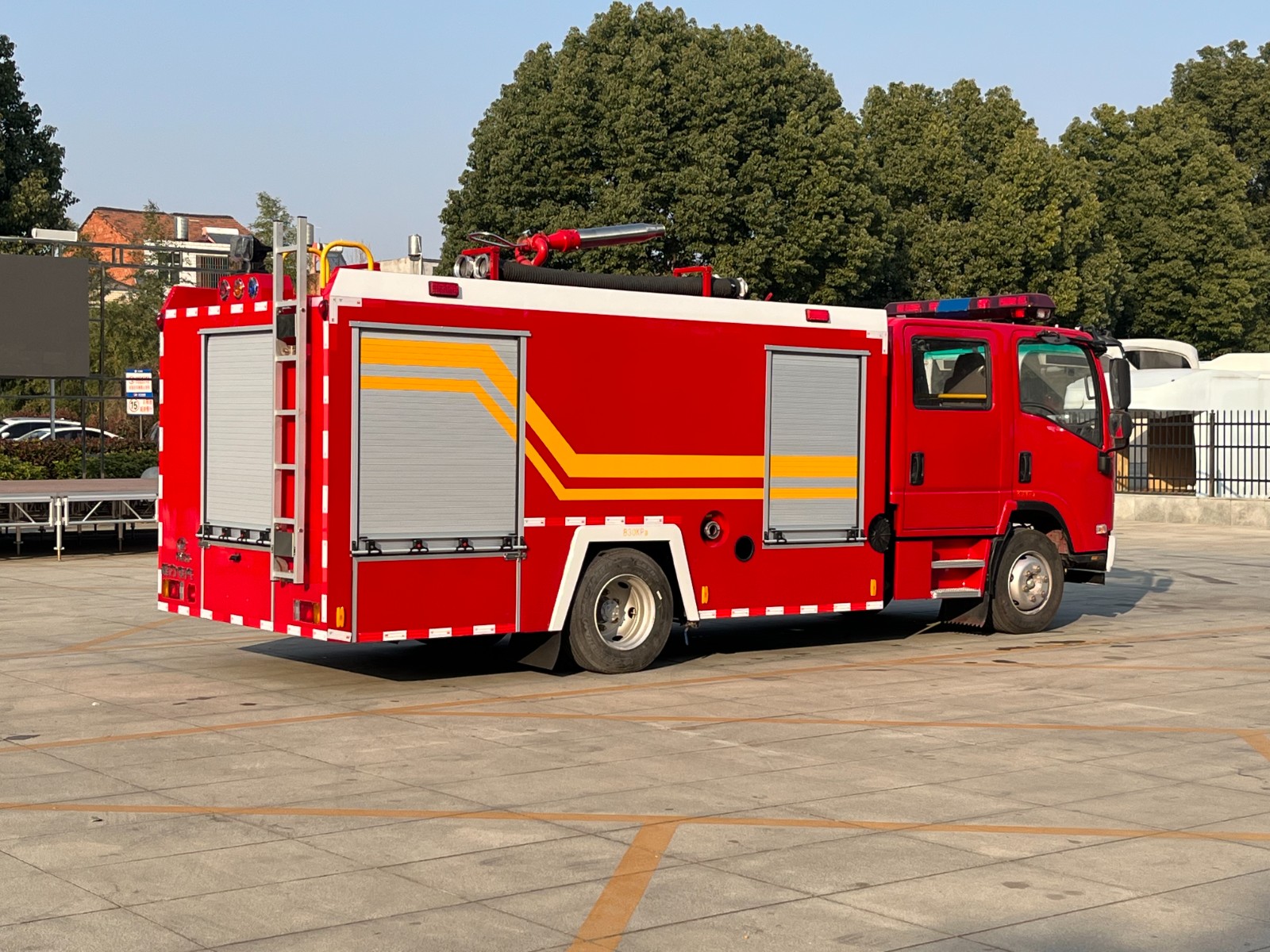 large-flow water tank fire engine