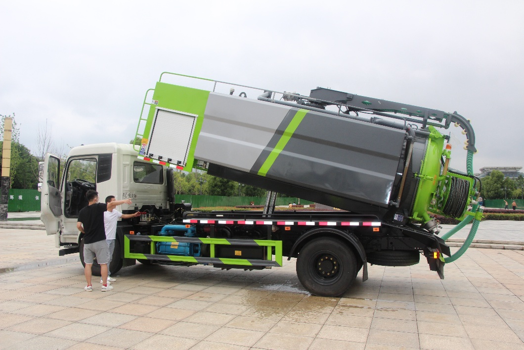 DONGFENG Cleaning Sewage Suction Truck