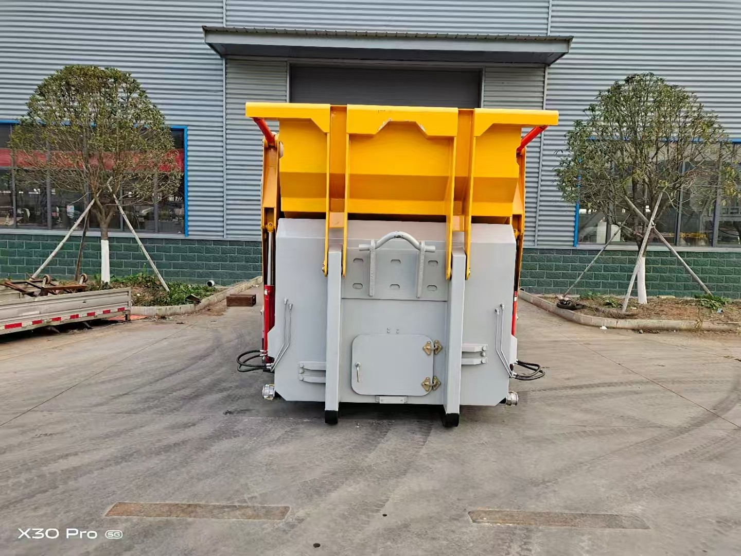 Multifunctional hook trash can