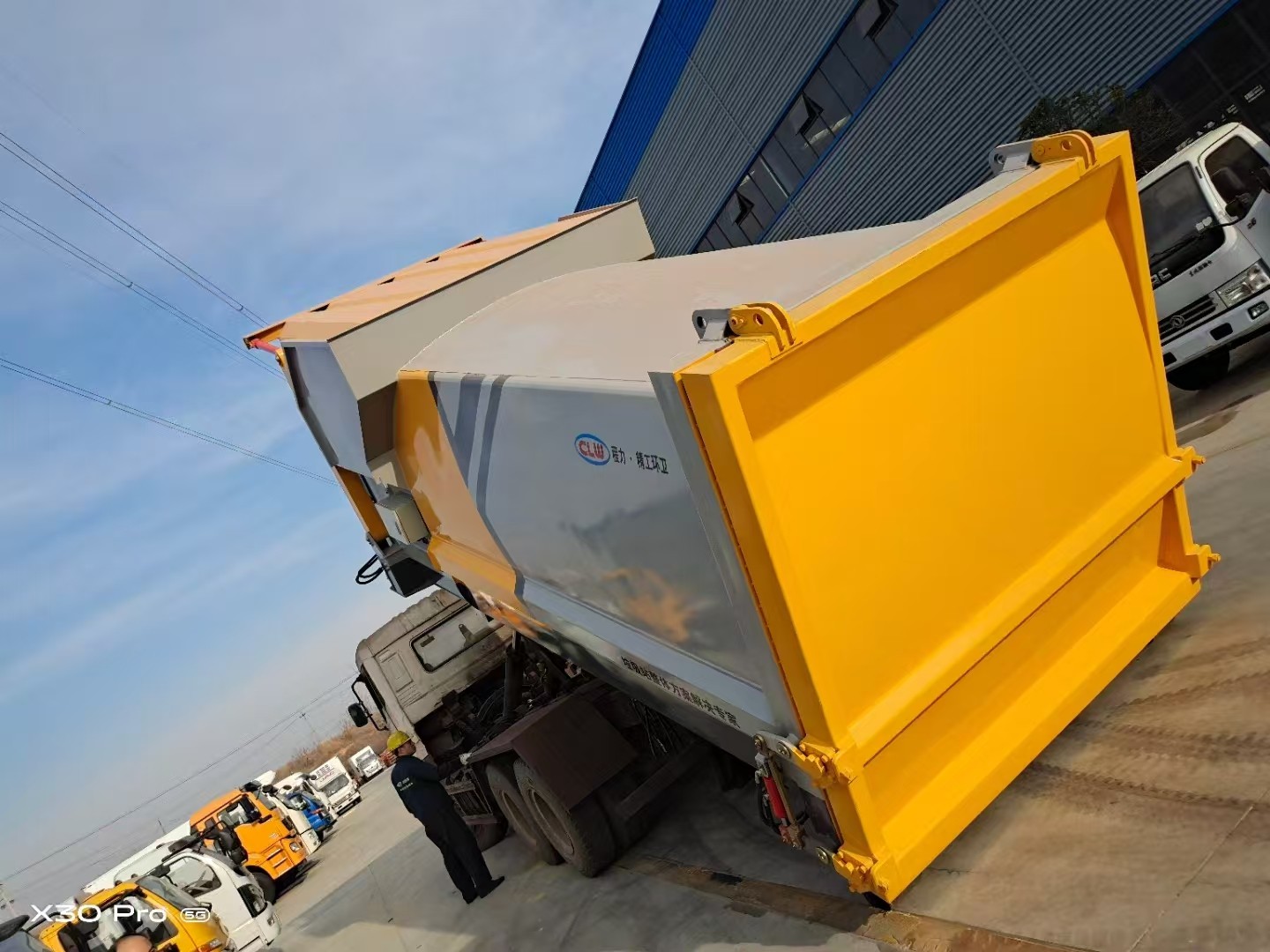 Hook up trash can