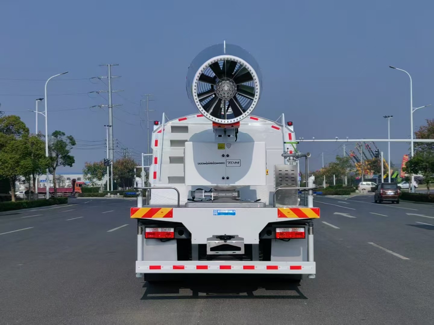 Railway multi-functional dust suppression spraying vehicle