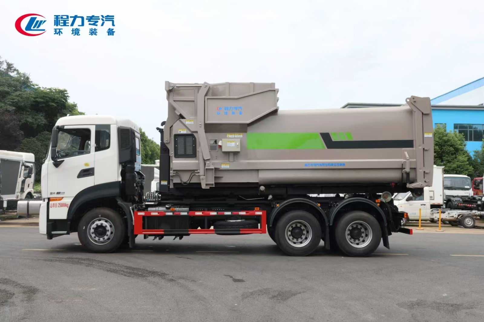 DONGFENG hook lifing refuse truck