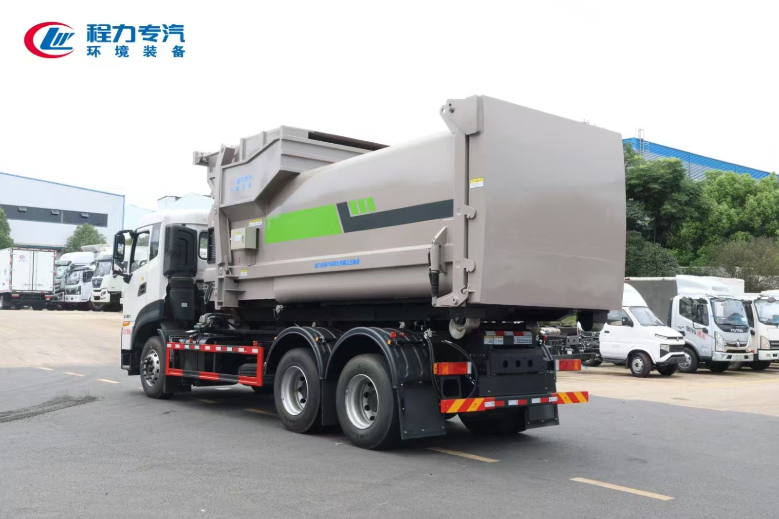hook lifing refuse truck