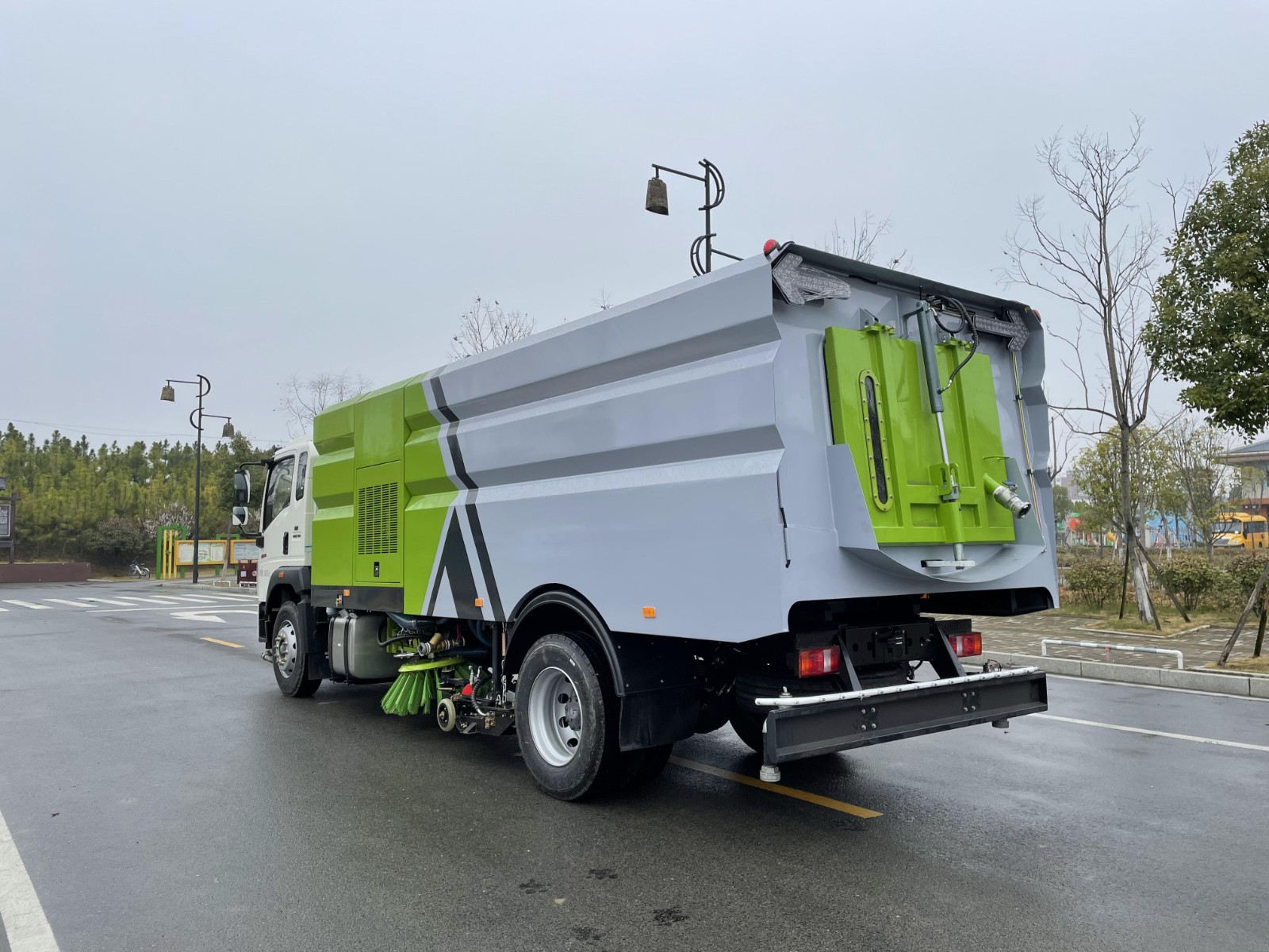 Sinotruk HOWO 12m3 washing and sweeping vehicle