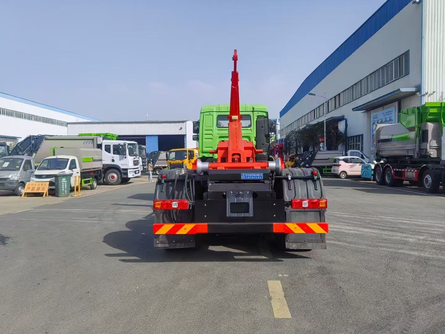 DONGFENG hook lifing refuse truck