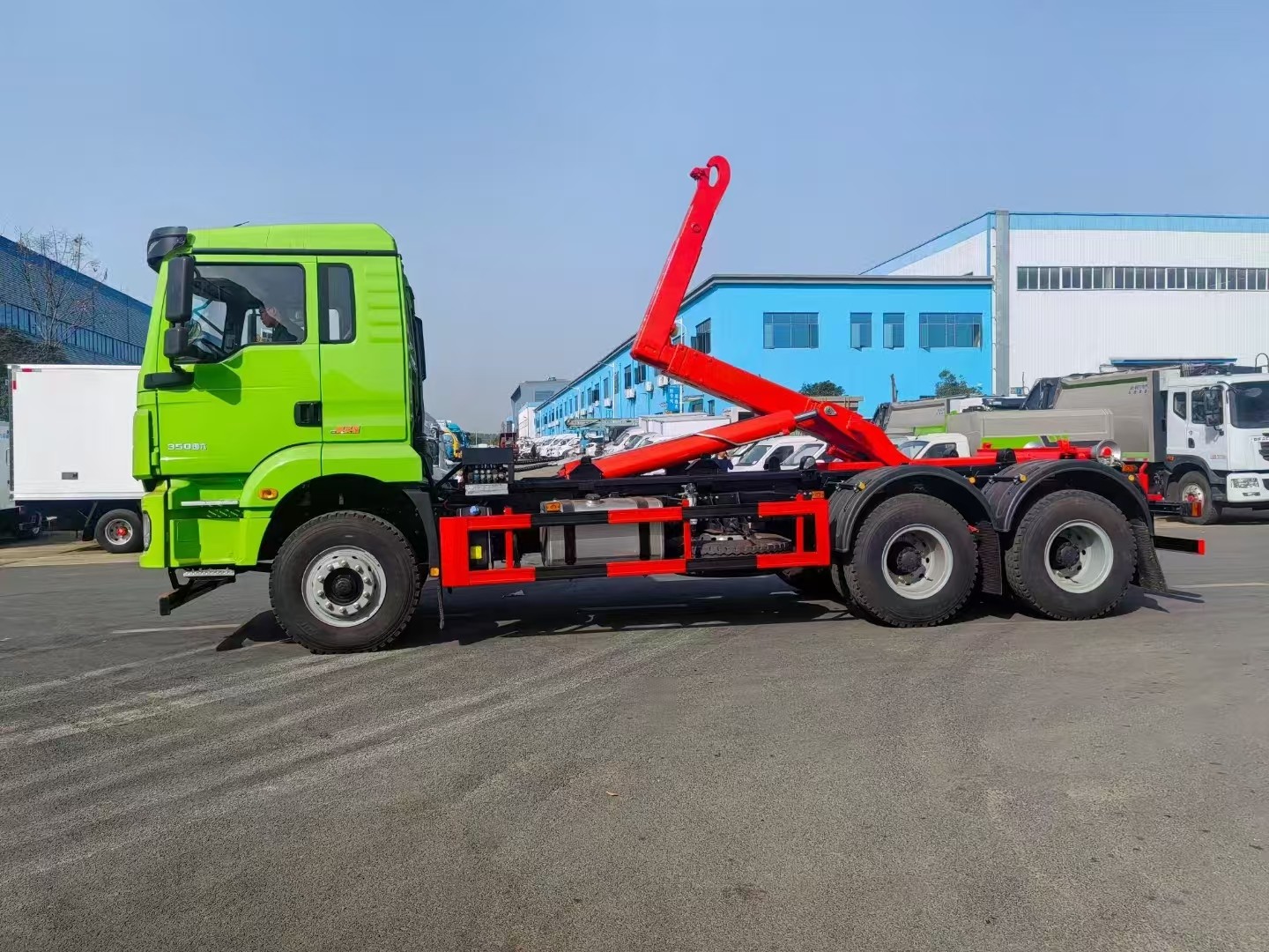 hook lifing refuse truck