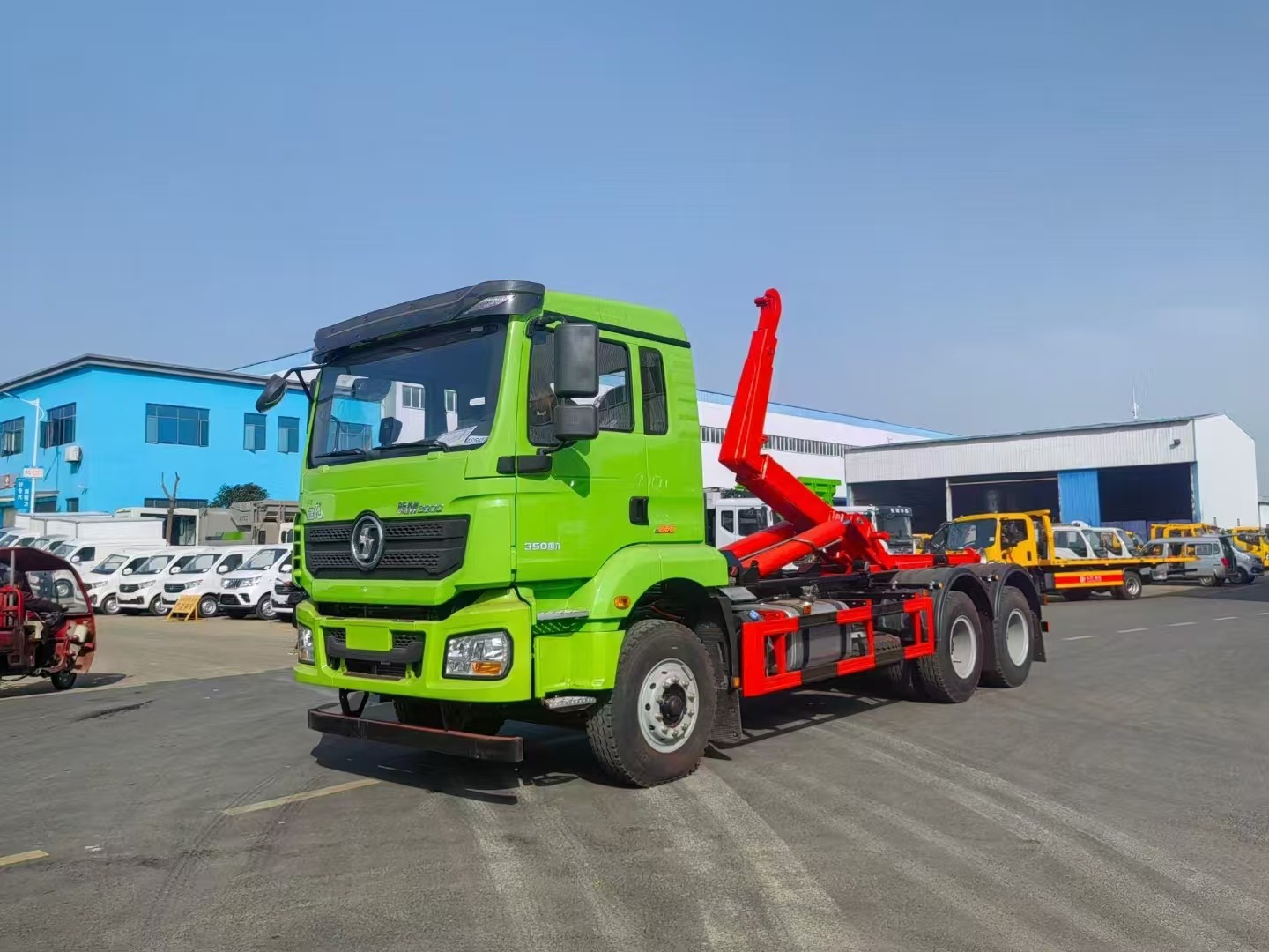 DONGFENG 8X4 hook lifing refuse truck
