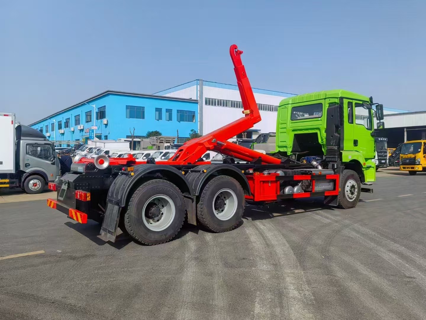 DONGFENG hook lifing refuse truck