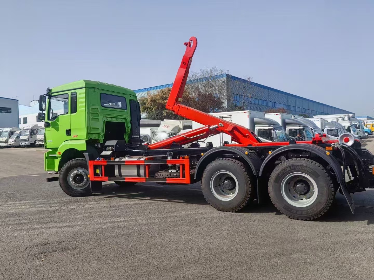 hook lifing refuse truck