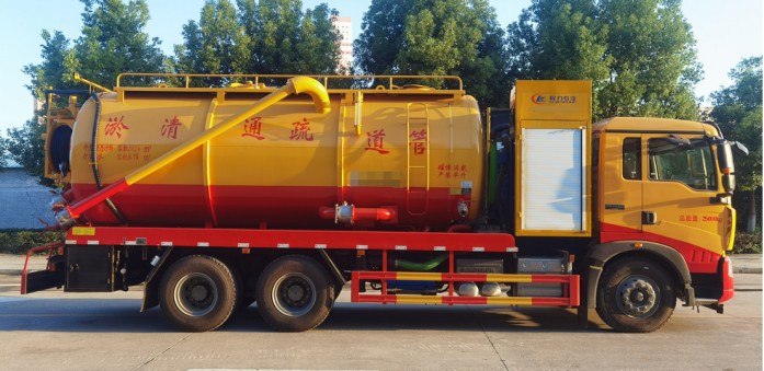 DONGFENG Cleaning Sewage Suction Truck